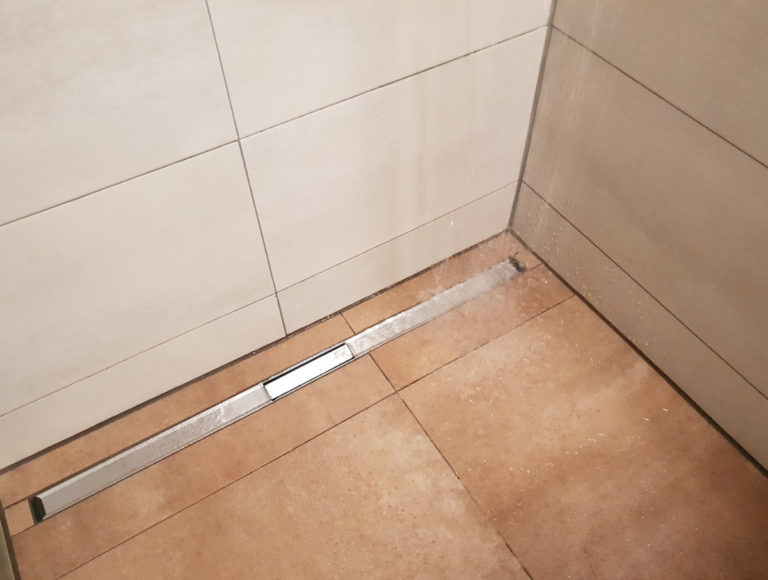 ebenerdigeDuschemitAbflussvonGeberit Haus Sanierung