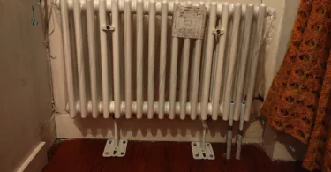 Zehnder Charleston Röhrenheizkörper mit Sonderlack auf Standfuss